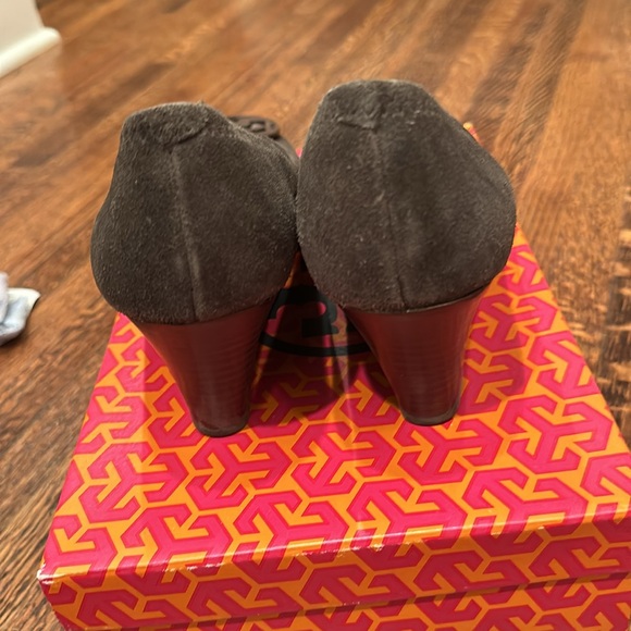 Tory Burch Sally wedge grey suede low heel - Picture 4 of 6